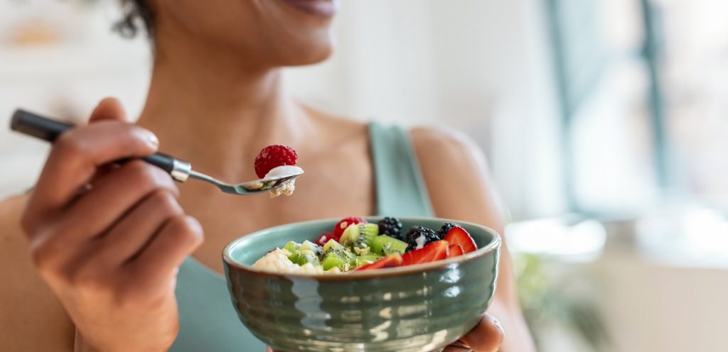 شيا بودينج امرأة تأكل فطورًا صحيًا