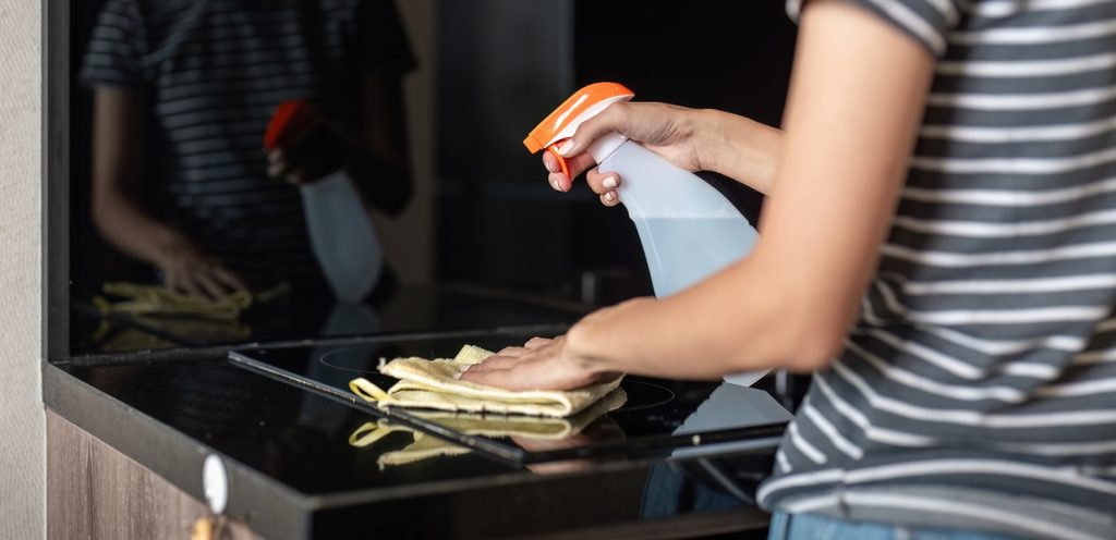 استخدام بخاخات التنظيف