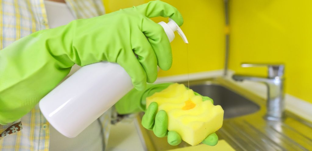 استخدام الصابون لتنظيف الأسطح