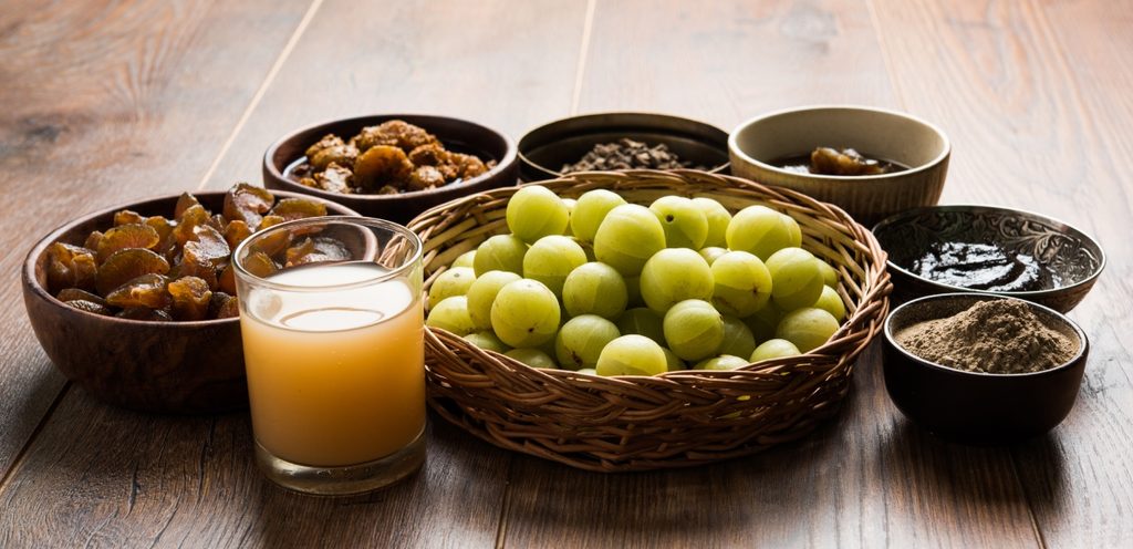 فاكهة الأملا وبعض الفواكه المجففة