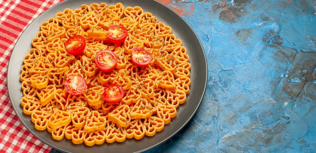تزيين الباستا بالتوابل والطماطم