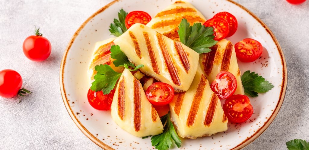 الحلوم المشوي مع الطماطم والبقدونس