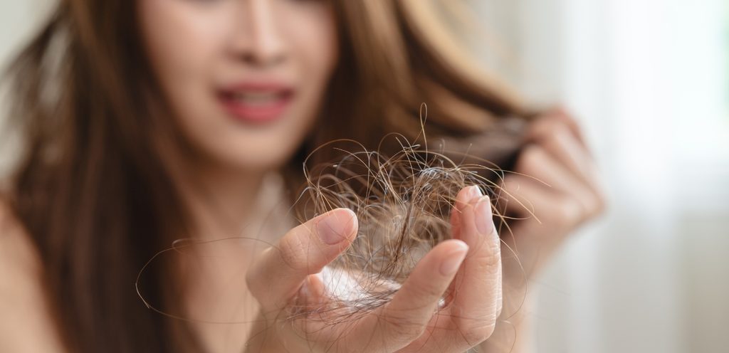 تساقط الشعر يصيب الرجال والنساء