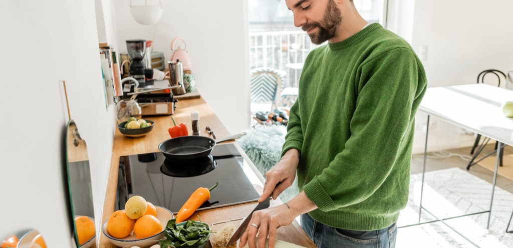 رجل يحضر طبقًا لذيذًا