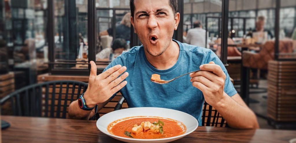 رجل يتذوق طعامًا حار جدًا