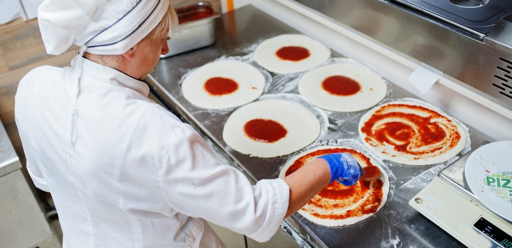 دهن عجينة البيتزا