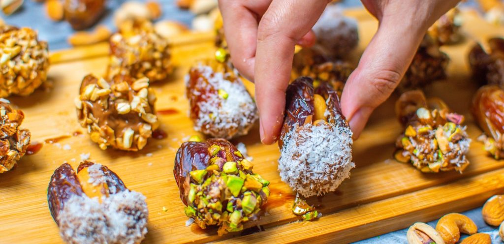 حشو التمر بالمكسرات