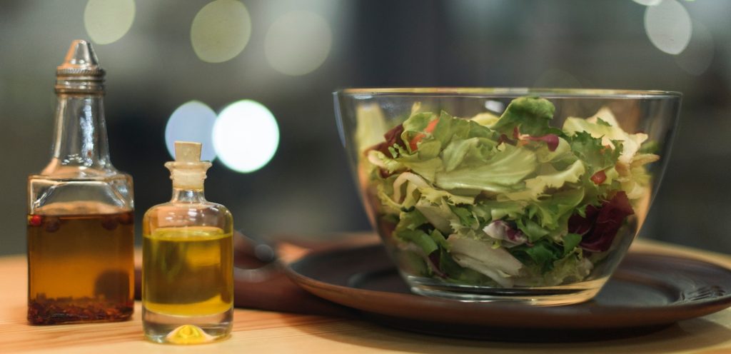 إضافة الخل إلى السلطات