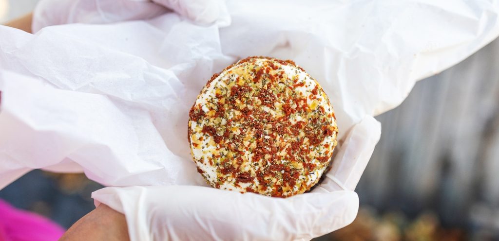 لبنة بالزعفران والمكسرات