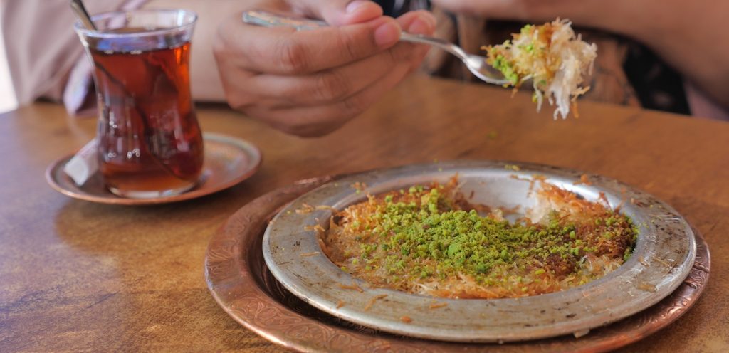 يمكن تقديم الكنافة مع الشاي الساخن