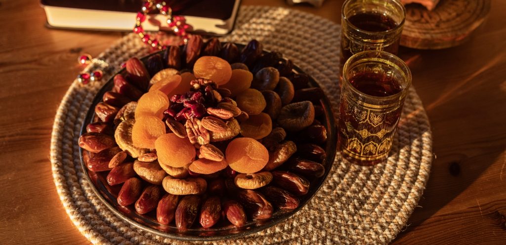 المكسرات والفواكه المجففة والتمر