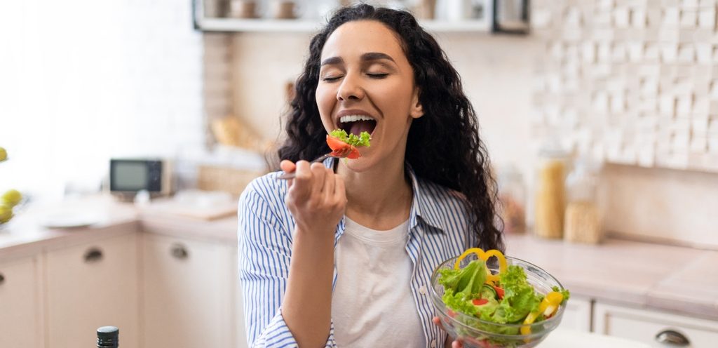 فتاة تتناول السلطة