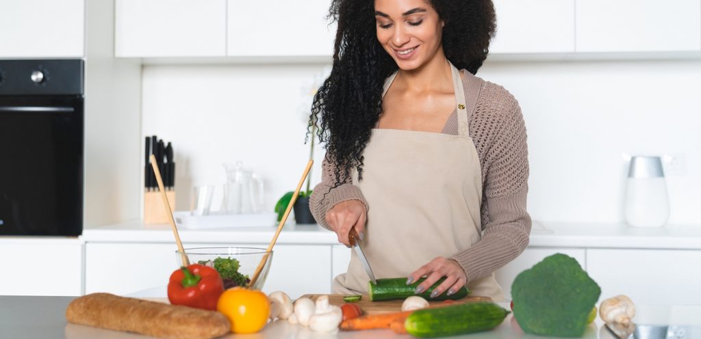 امرأة تحضر سلطة خضار شهية