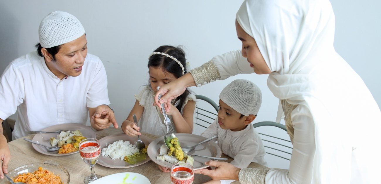 تقديم الطعام للأطفال