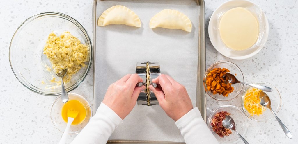 صانعة السبوسة اليدوية