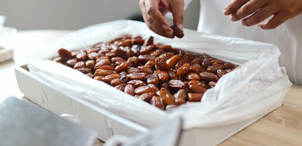 صندوق يحتوي التمر