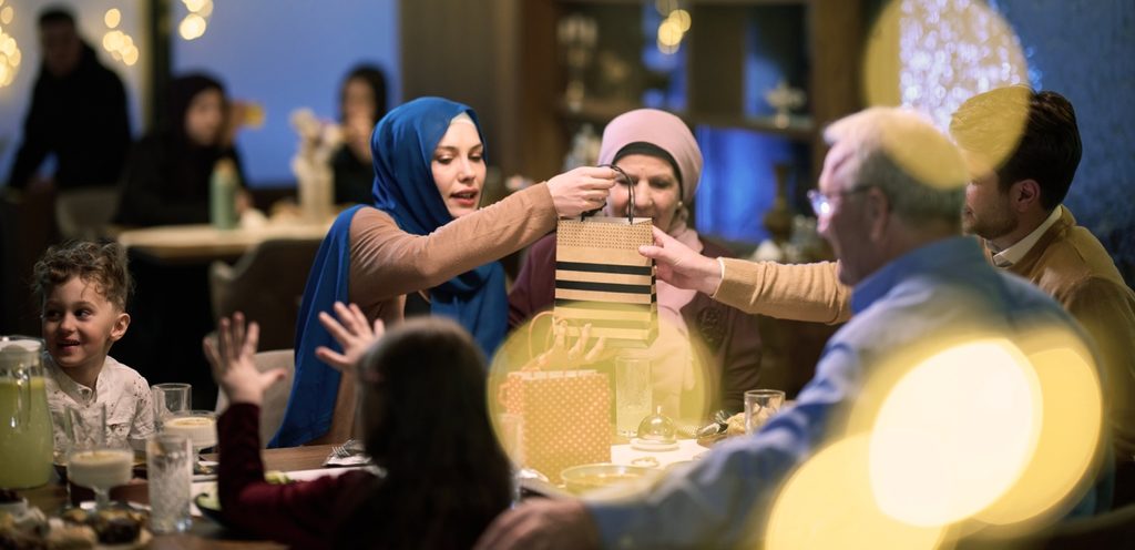 تقديم الهدايا في رمضان