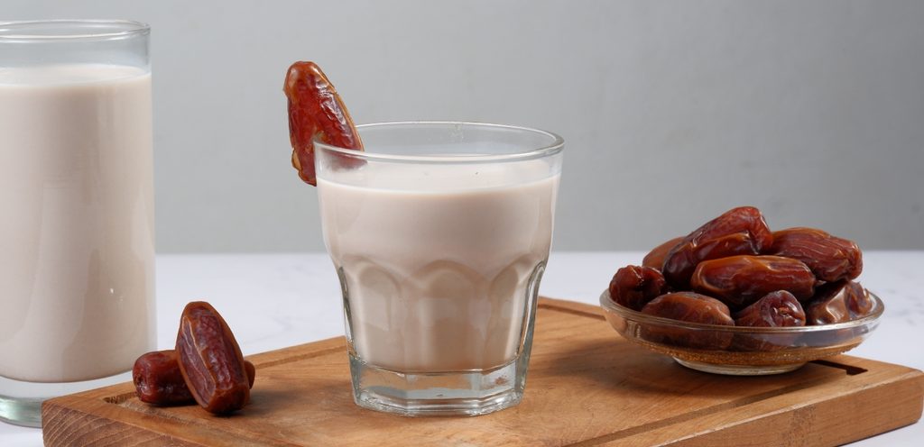 إضافة التمر إلى الحليب