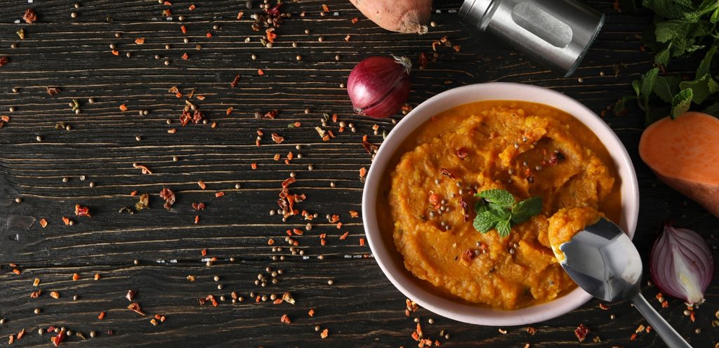 طبق يحتوي بطاطس حلوة مهروسة