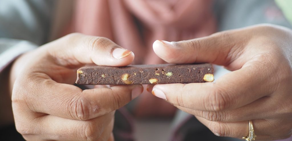 قطعة شوكولاتة محشوة بالمكسرات