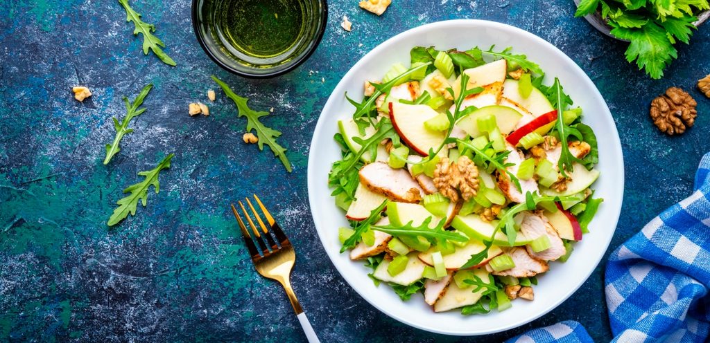 إضافة التفاح إلى السلطة