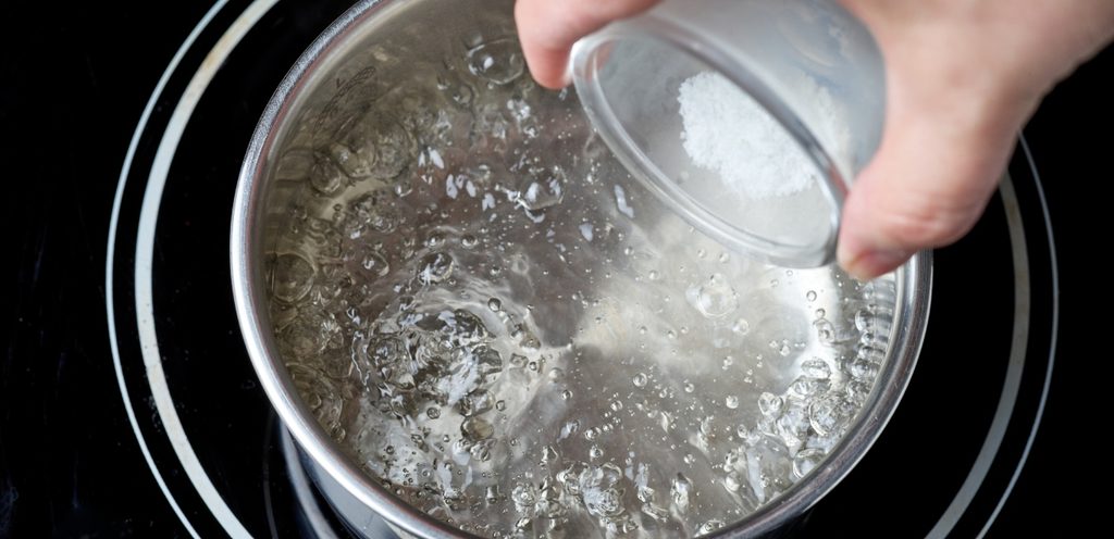 إضافة كمية قليلة من الملح إلى الماء