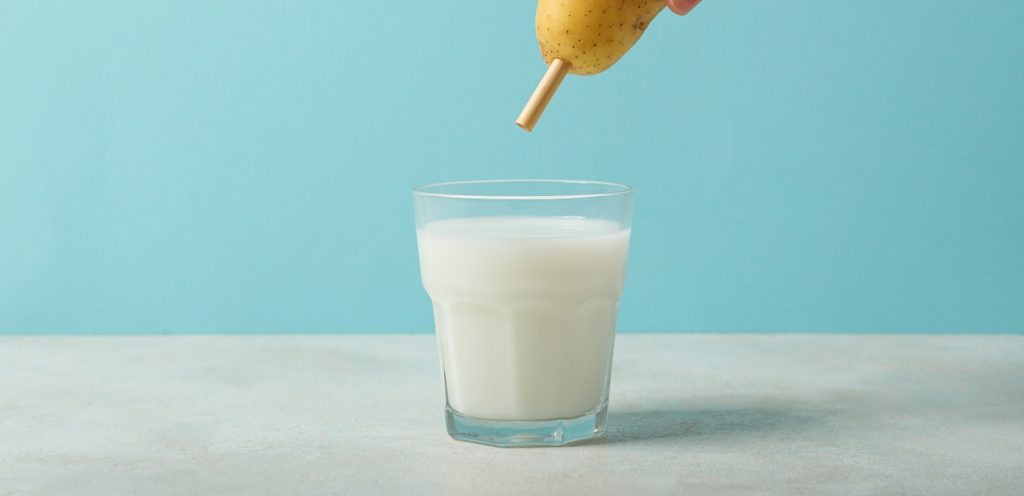 تذويب النشا بالماء قبل إضافته