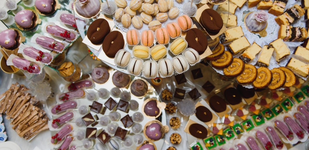 طاولة عيد مزيّنة