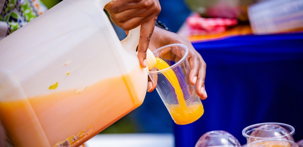 عصير الليمون بدرجة حرارة معتدلة