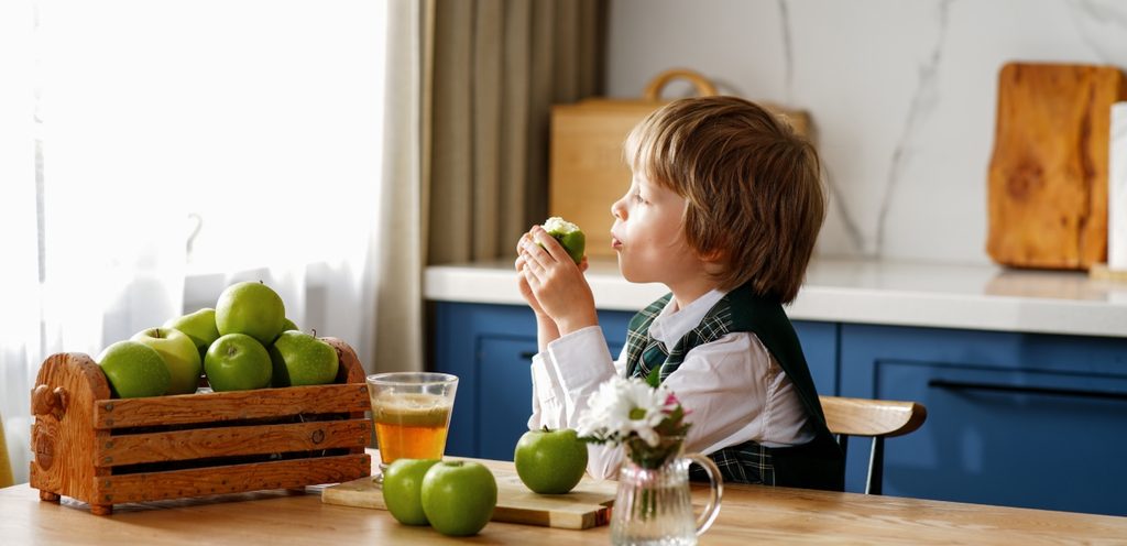 فوائد متعددة لتناول التفاح الأخضر