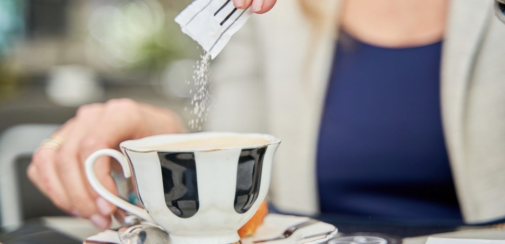 إضافة المحليات إلى الشاي