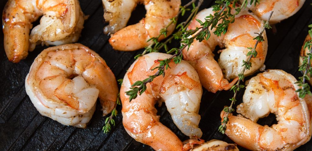 إضافة الأعشاب إلى الروبيان يضفي طعمًا مميزًا