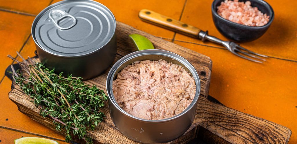 التونة المعلب الذي يباع في الأسواق