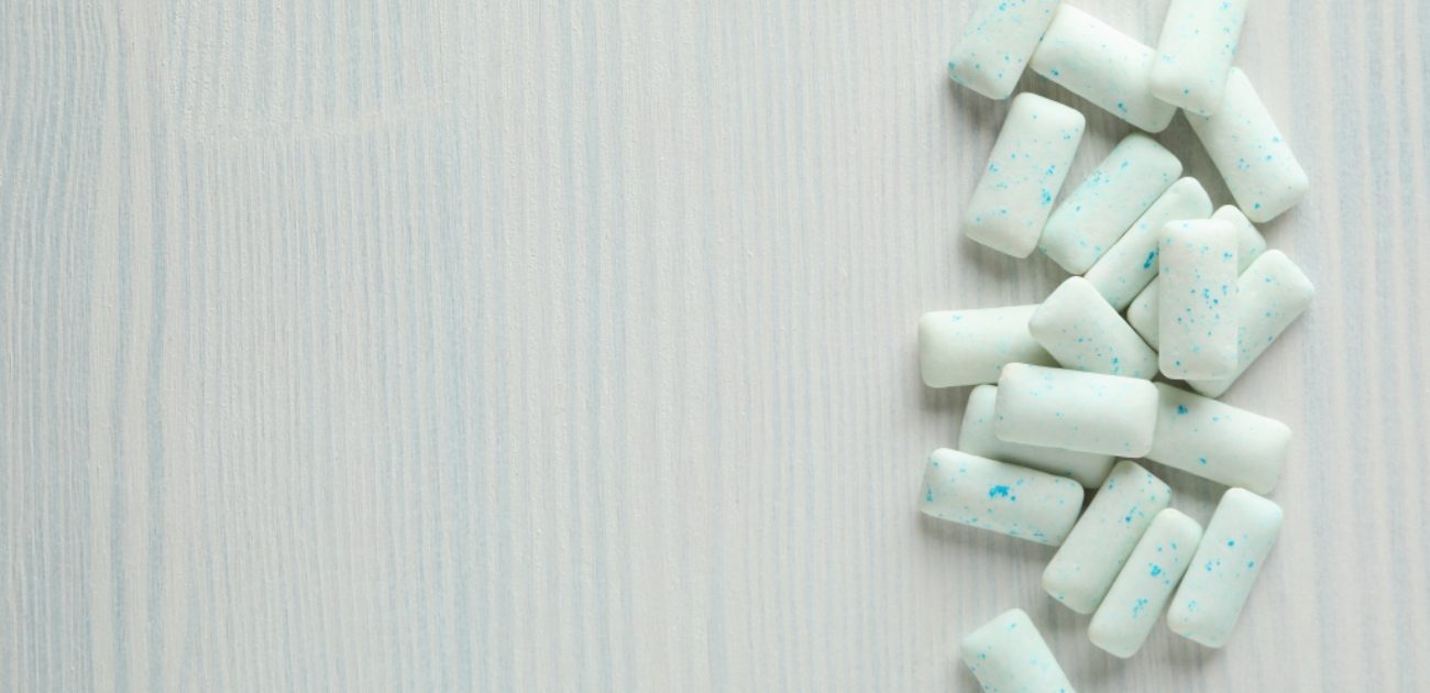 دراسة تكشف: مضغ العلكة قد يفرز جزيئات بلاستيكية دقيقة في اللعاب!