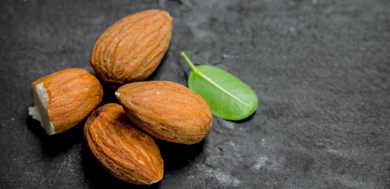 اللوز الطازج