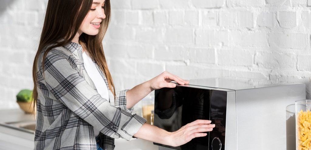 الميكروويف من الأدوات الكهربائية الأساسية في المطبخ
