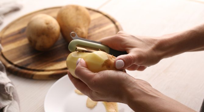 نقشّر البطاطس