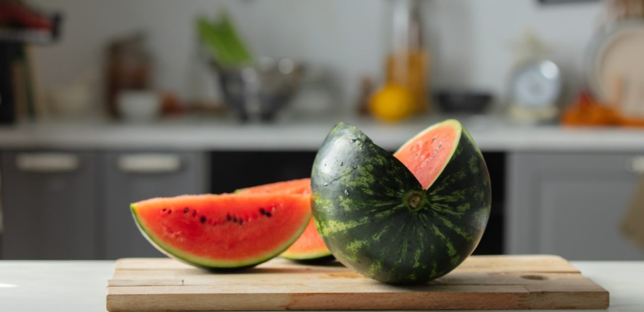 البطيخ من الأطعمة اللذيذة التي يُمكن الاستمتاع بها على مدار السنة. سنخبركم في هذا المقال كيفية الحفاظ على البطيخ طازجًا ليُطيل مدة صلاحيته.