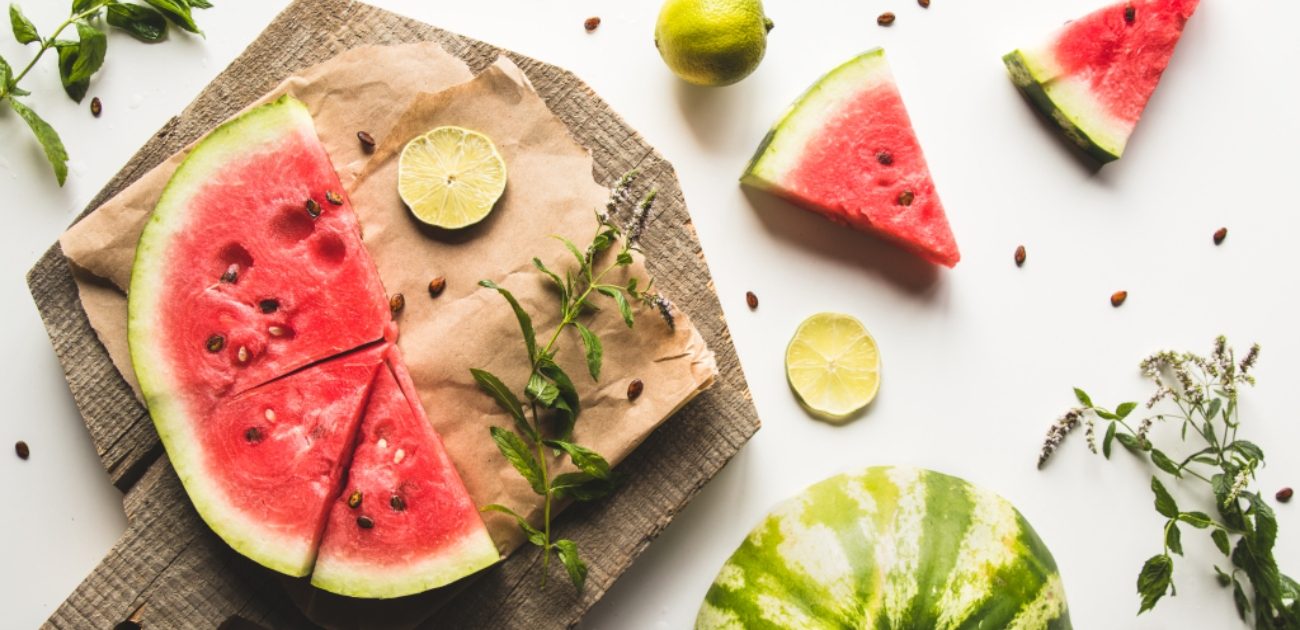 البطيخ من الأطعمة اللذيذة التي يُمكن الاستمتاع بها على مدار السنة. سنخبركم في هذا المقال كيفية الحفاظ على البطيخ طازجًا ليُطيل مدة صلاحيته.