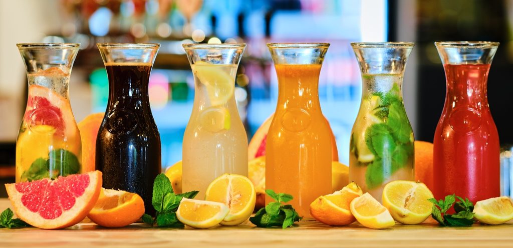 بعض الناس تفضل شرب العصائر الطبيعية