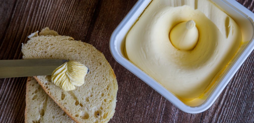 دهن الخبز بالزبدة