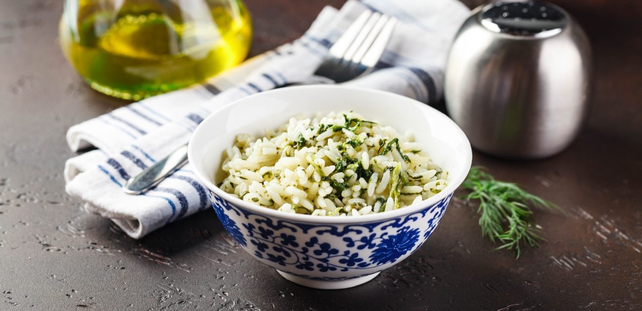 طبق يحتوي الأرز بالشبت