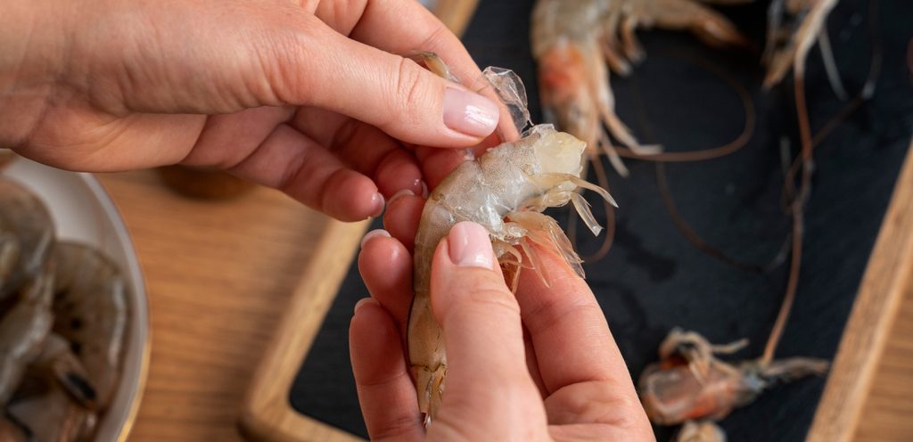 طريقة تقشير الروبيان