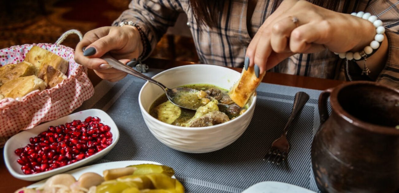 هل تتناولون طعامكم بسرعة؟ اكتشفوا كيف يؤثر ذلك على جهازكم الهضمي!