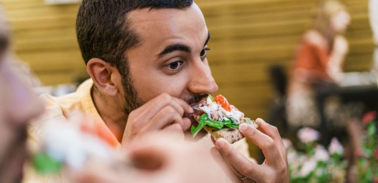 هل تتناولون طعامكم بسرعة؟ اكتشفوا كيف يؤثر ذلك على جهازكم الهضمي!