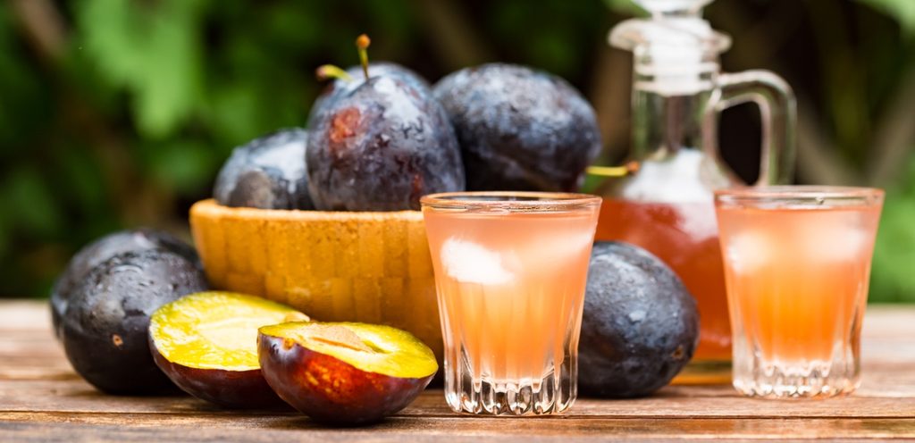 عصير الخوخ المنعش في فصل الصيف