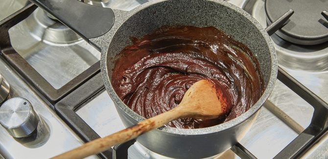 وضع المكونات على النار