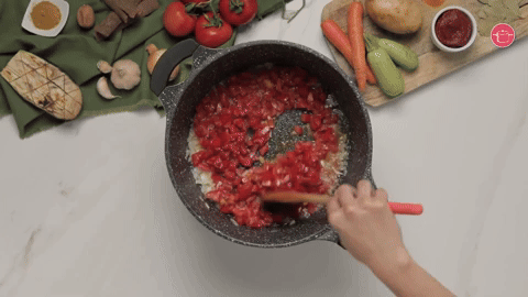 اضافة البصل والثوم