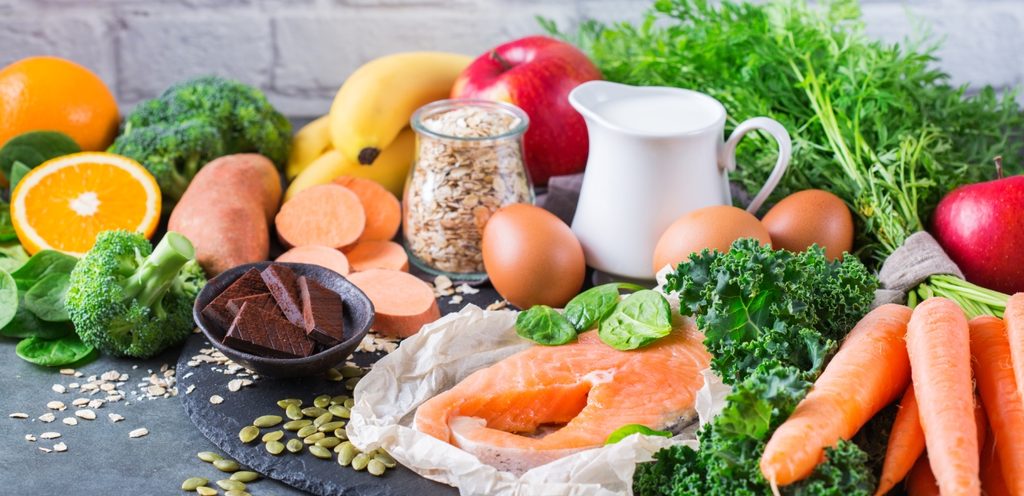 أطعمة تحتوي فيتامينات متنوعة