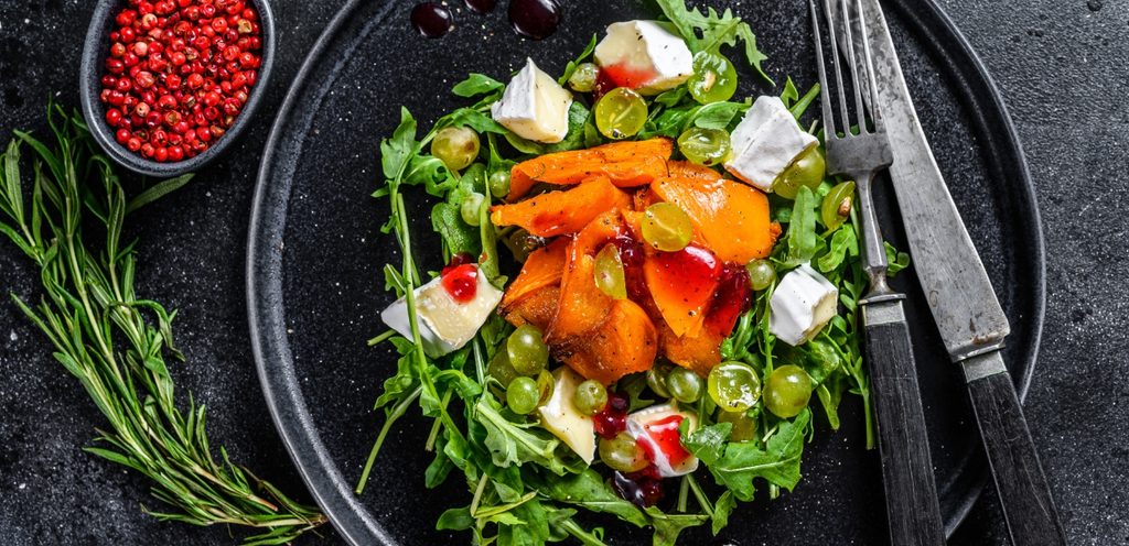 إضافة الجبنة إلى السلطة